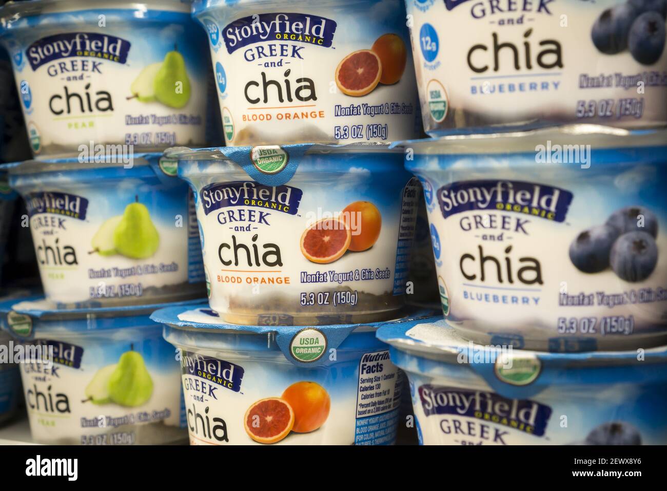 Recipientes de yogur orgánico de estilo griego Stonyfield con la adición de  semillas de Chia, otro alimento popular fad artículo, visto el domingo, 2  de agosto de 2015. Danone anunció que venderá