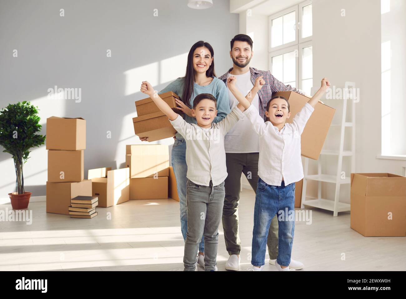 Feliz familia disfrutando de mudarse a un nuevo concepto de apartamento Foto de stock