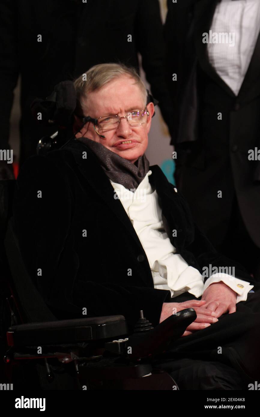 Londres, Reino Unido - 8 de febrero de 2015. Stephen Hawking asiste a la Academia Británica de Cine y Televisión de EE (BAFTA) en el Royal Opera House, Londres. Crédito: David Mbiyu *** por favor use crédito del campo de crédito *** Foto de stock