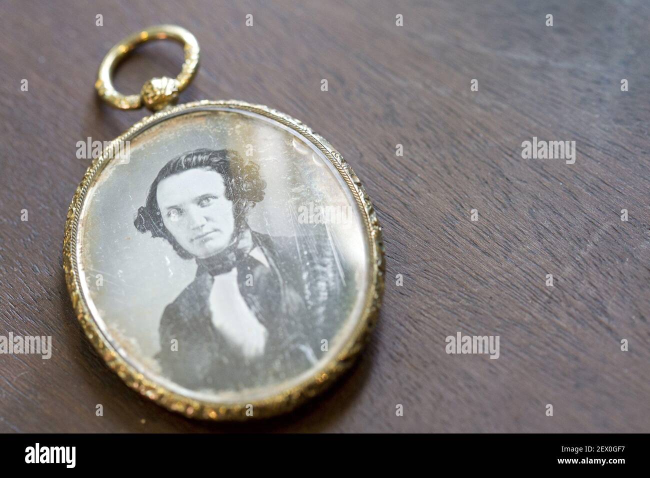 Un lado de un pedazo de joyería de luto que contiene un locket de pelo en  el otro lado de 1789 de la colección del dueño de la tienda de pulgas  parisina