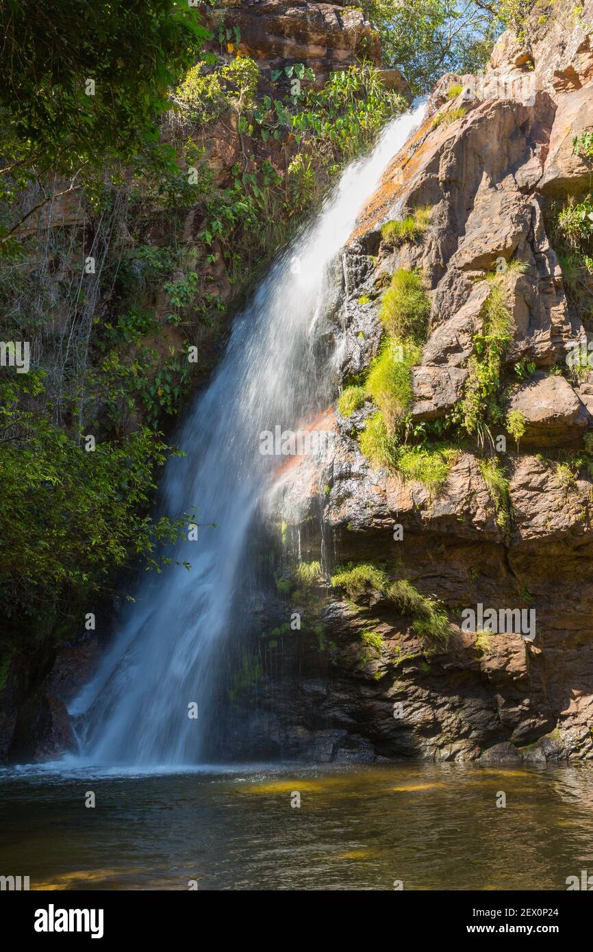 Imagen de agua blanda de la Cachoeira das Andorinhas en el Parque Nacional Chapada dos Guimaraes en Mato Grosso, Brasil Foto de stock