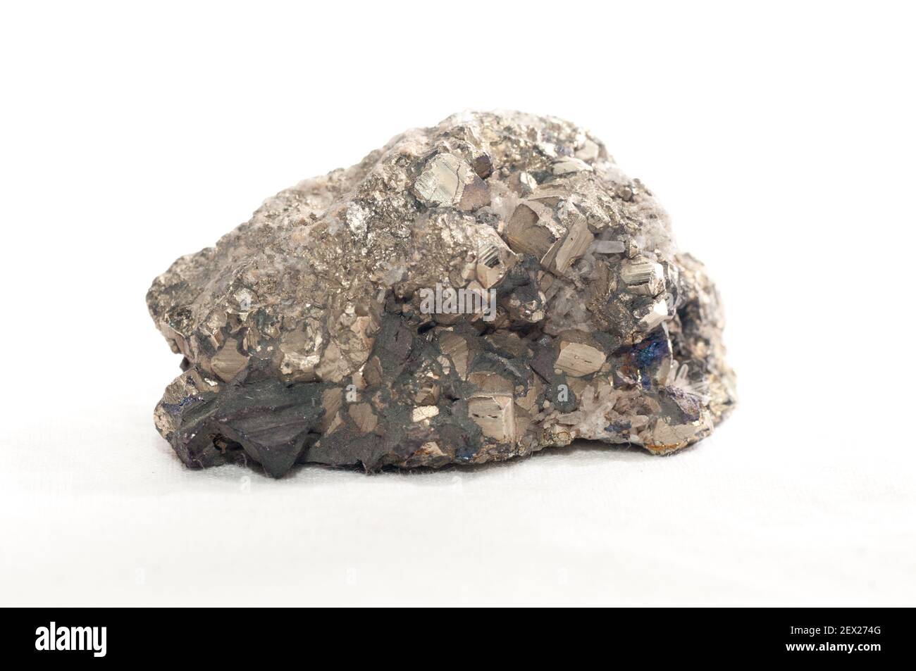 Bornite crystal muestra mineral en granito, con muchas facetas Foto de stock