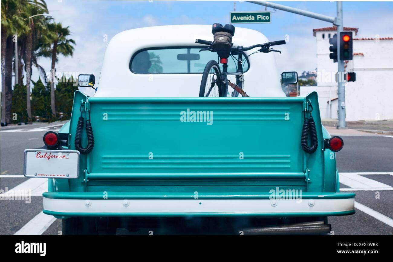 Vista del portón trasero Vintage azul verde azulado y blanco Chevy Pickup Camión w bicicleta en Pacific Coast Highway y Avenida Pico San Clemente Orange County California Foto de stock