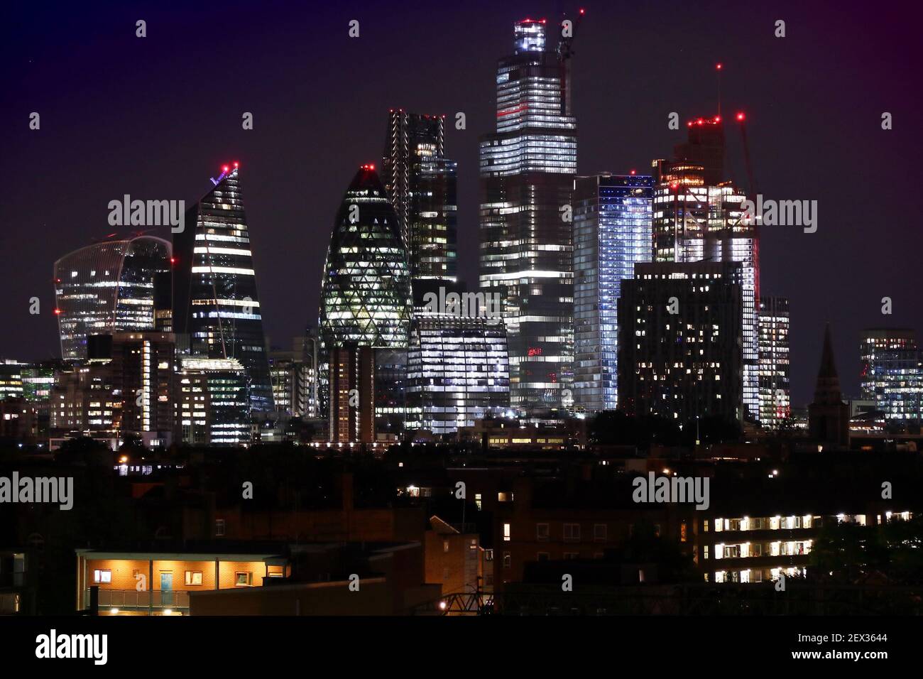 Ciudad de Londres con modernos edificios de oficinas. La vista de noche. Foto de stock