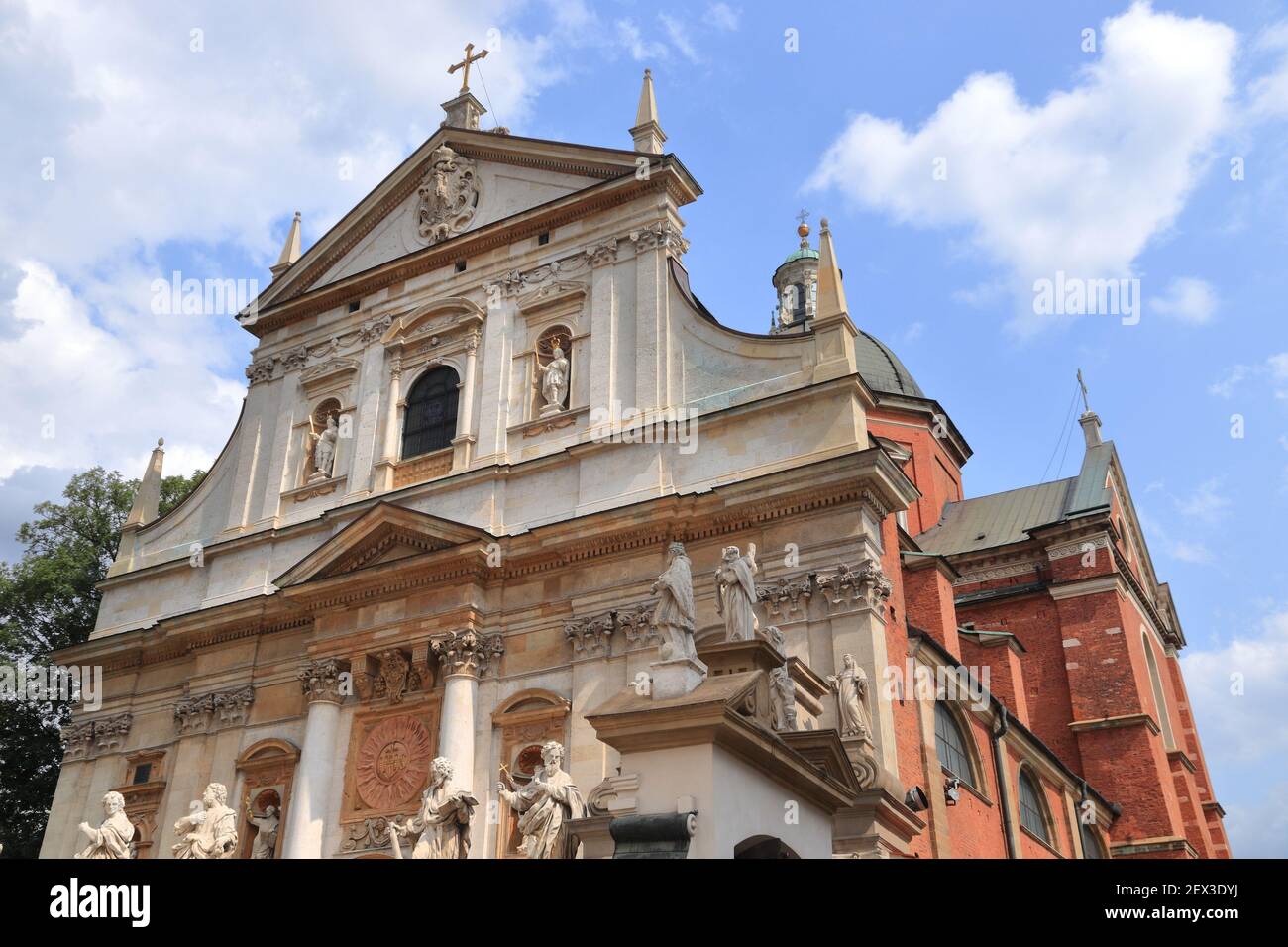 Cracovia en Polonia. Arquitectura barroca de la Iglesia de San Pedro y San Pablo. Foto de stock