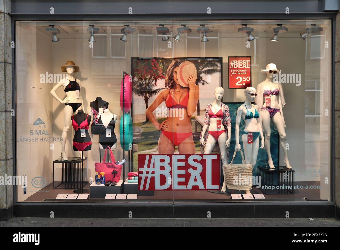 DRESDEN, ALEMANIA - 10 DE de 2018: Escaparate de la tienda de ropa de C&A en Dresden, Alemania. C&A es una cadena de tiendas de ropa belga-alemana-holandesa Fotografía de stock - Alamy