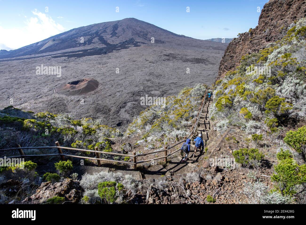 Gente caminando por el camino hasta el Piton de la Fournaise, uno de los volcanes más activos