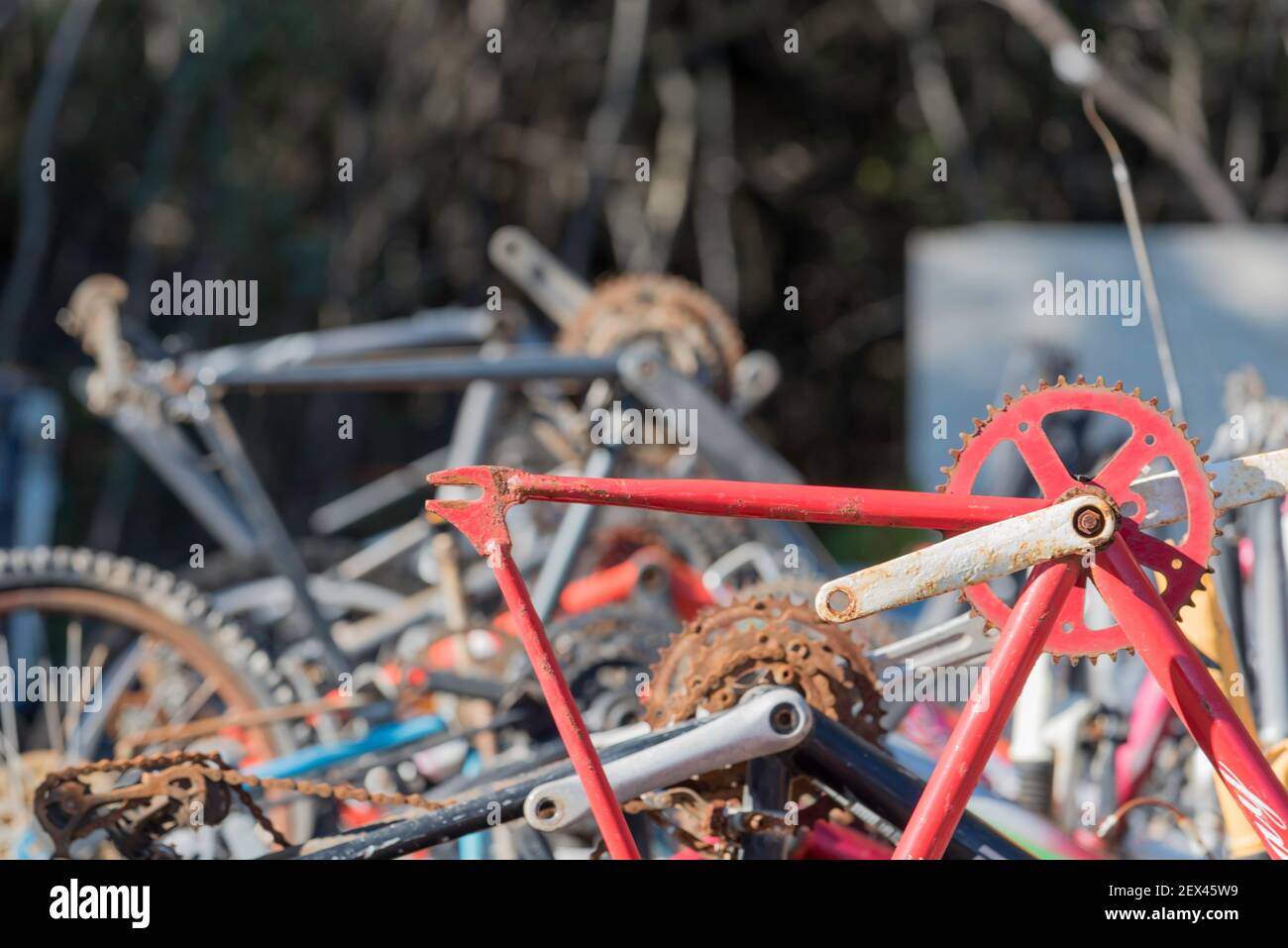 Una gran colección de bicicletas antiguas y partes de bicicletas apiladas  juntos Fotografía de stock - Alamy