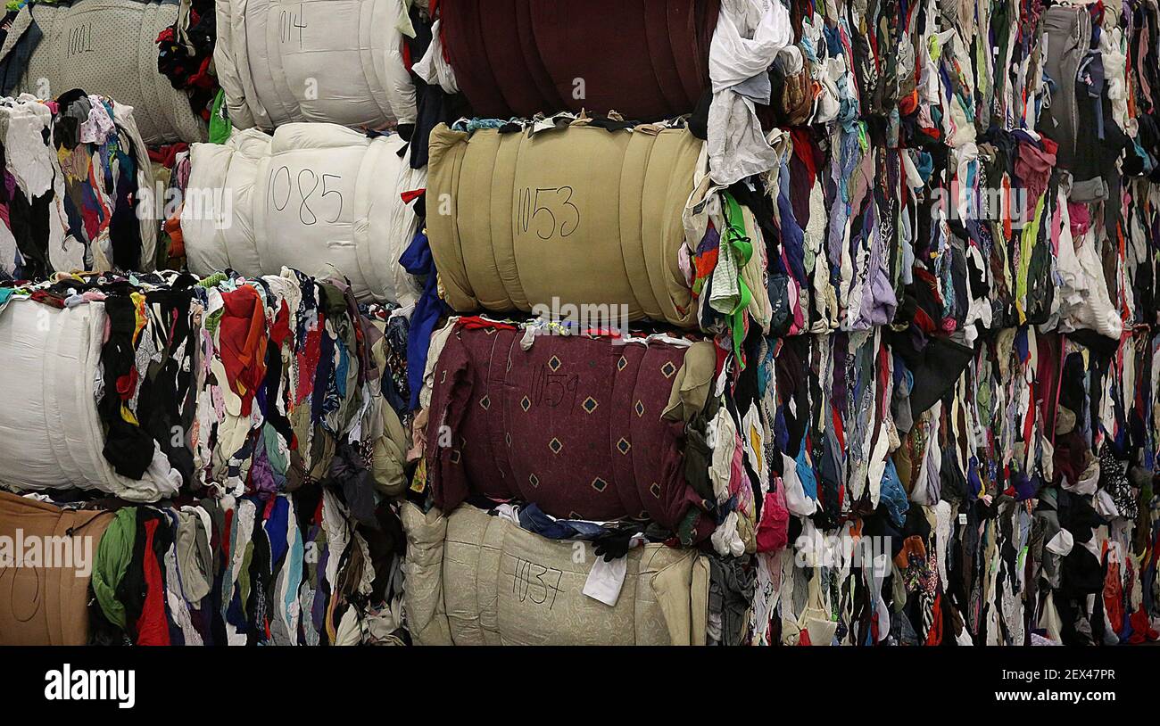 La ropa se llena en velas de entre  y  libras en el Goodwill  Outlet en Brooklyn Park, Minnesota, el 23 de abril de 2015. (Foto de Jim  Gehrz/Minneapolis Star Tribune/TNS) ***