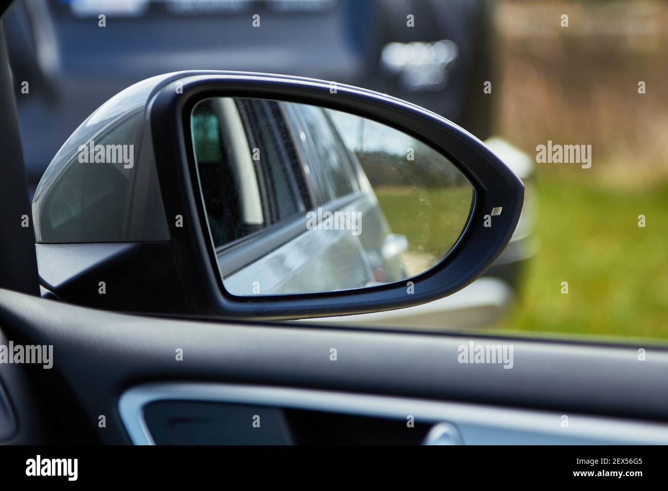 reflejo de la parte posterior del coche en un espejo Fotografía de stock -  Alamy