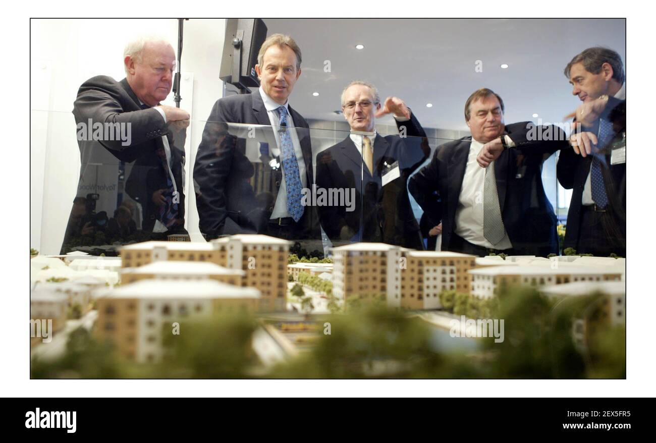 El gobierno desvela planes de vivienda para 5 años Tony Blair y John Prescott visitan Grand Union Village en Northolt, West London.pic David Sandison 24/1/2005 POOL Foto de stock