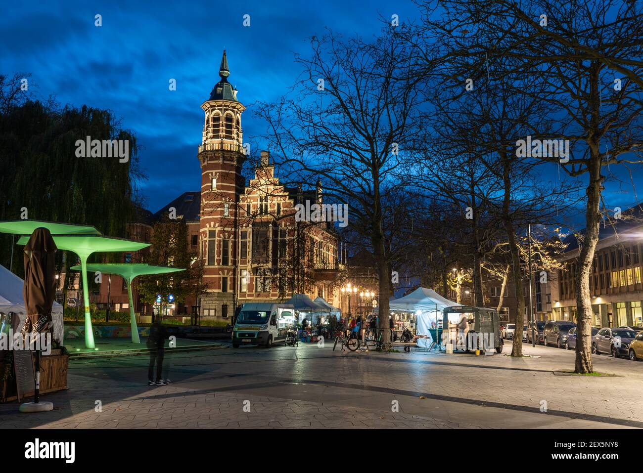 La plaza central del Cardenal Mercier en Jette, Bruselas a la hora azul Foto de stock