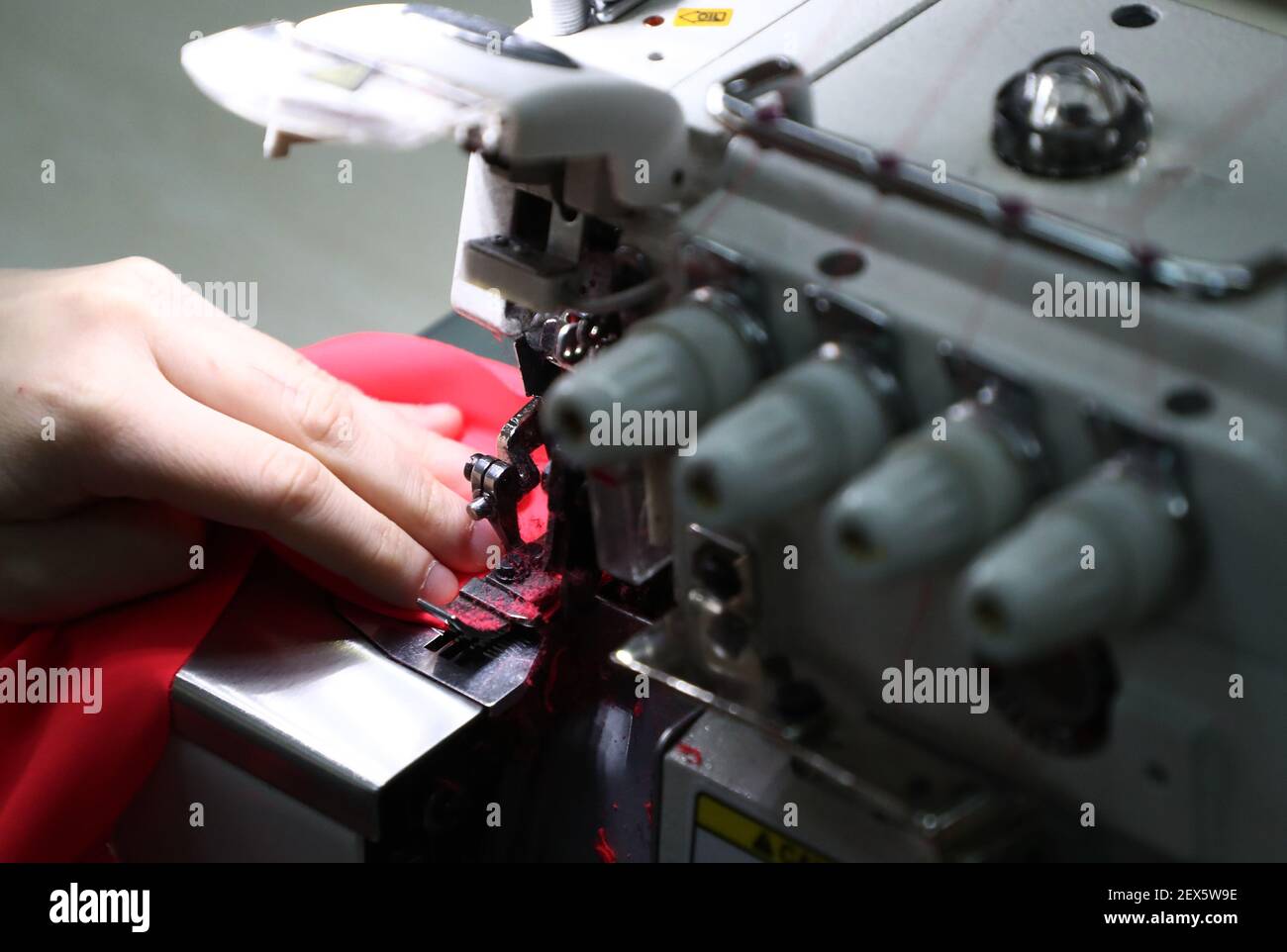 MOSCÚ, RUSIA - 4 DE MARZO de 2021: Una trabajadora opera una máquina de  coser en una planta de fabricación para la Marca de ropa deportiva de la  mujer Skin of Angel.
