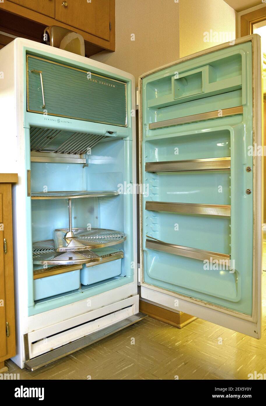 El refrigerador General Electric en la cocina de la casa All-Electric de  los años 50 en el Johnson County Museum en Shawnee, Missouri, tiene un  doble aluminio perezoso suzy. (Foto de Tammy