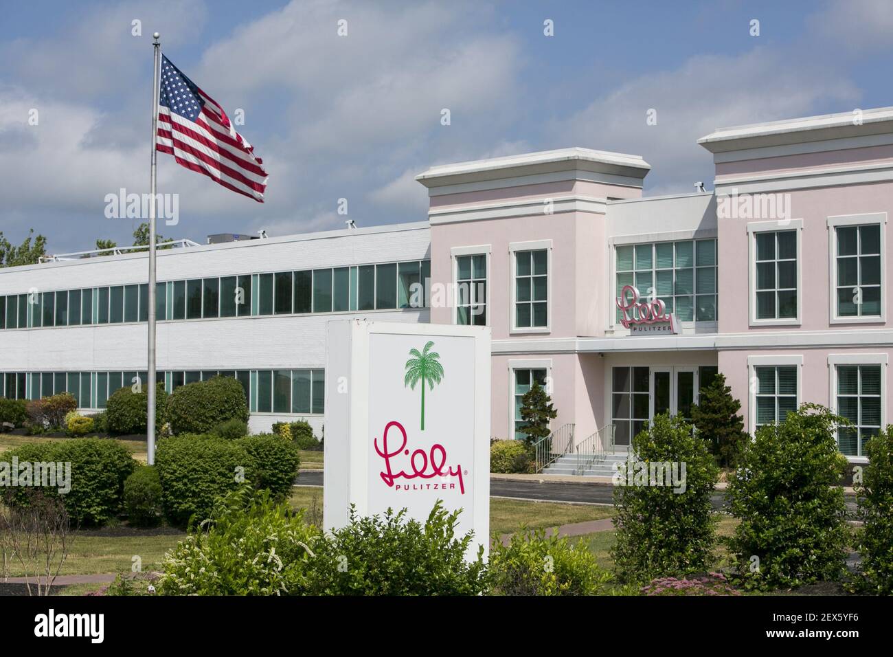 Un signo de logotipo fuera de la sede de la Marca de ropa Lilly Pulitzer,  en King of Prussia, Pennsylvania el 30 de mayo de 2015. Crédito de la foto:  Kristoffer Tripplaar/