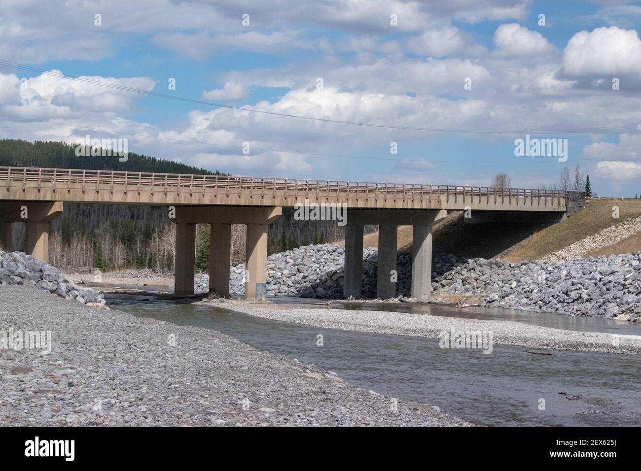 Allen Bill Pond Area, Bragg Creek, Kananaskis, Alberta, Canadá después de las devastadoras inundaciones de 2013. Foto de stock