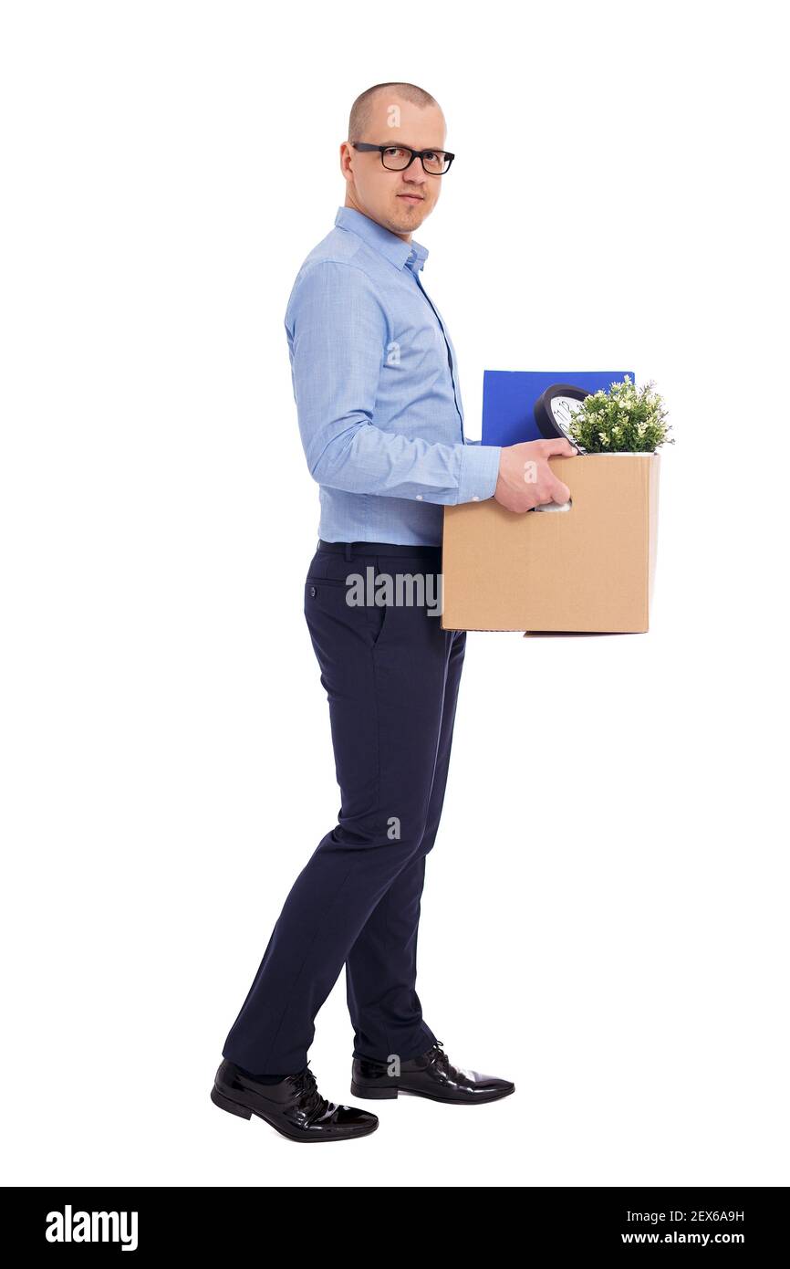 último día de trabajo o concepto de despido - vista lateral de hombre de  negocios caminando con sus pertenencias en caja de cartón aislado sobre  fondo blanco Fotografía de stock - Alamy