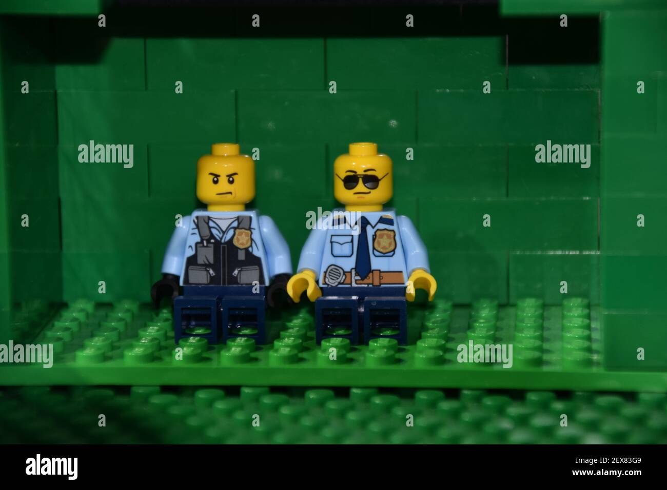 Dos policías Lego mini figuras se sentaron en una caja verde Fotografía de  stock - Alamy