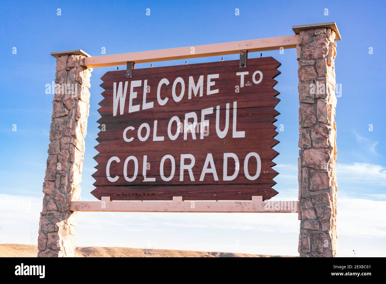 Bienvenido al colorido cartel de Colorado a lo largo de la frontera entre el estado de Colorado y Wyoming. Foto de stock