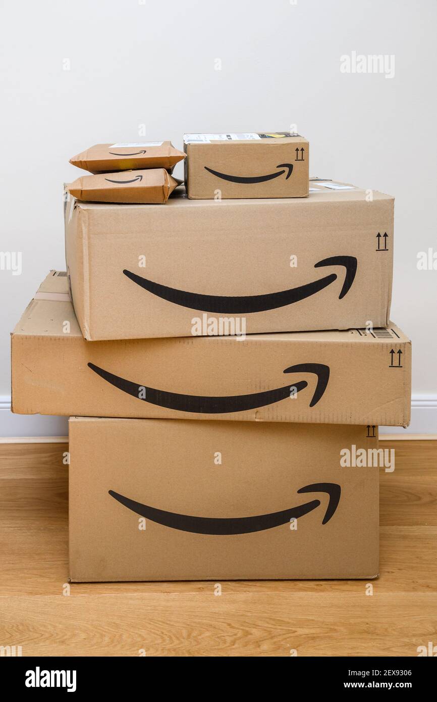 Paris, Francia - 25 Feb 2021: Pila con múltiples tamaños de paquetes Amazon  Prime recibidos en la sala de estar - dispuestos en el concepto de  consumismo piso de madera de parquet