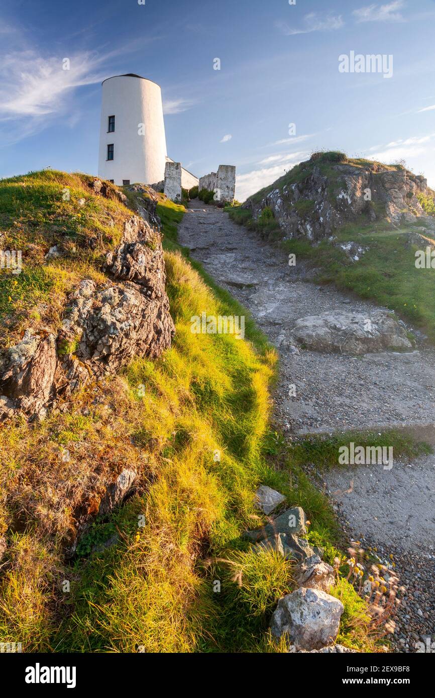 Goleudy Tŵr Mawr - Big Tower en la isla de Llanddwyn, Anglesey, Gales del Norte Foto de stock