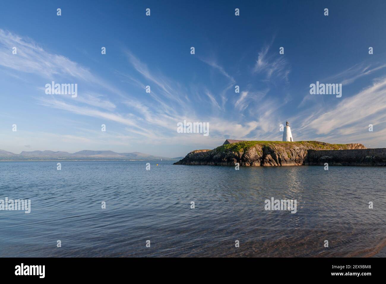 Goleudy Tŵr Bach - pequeña torre en la isla de Llanddwyn, Anglesey, Gales del Norte Foto de stock