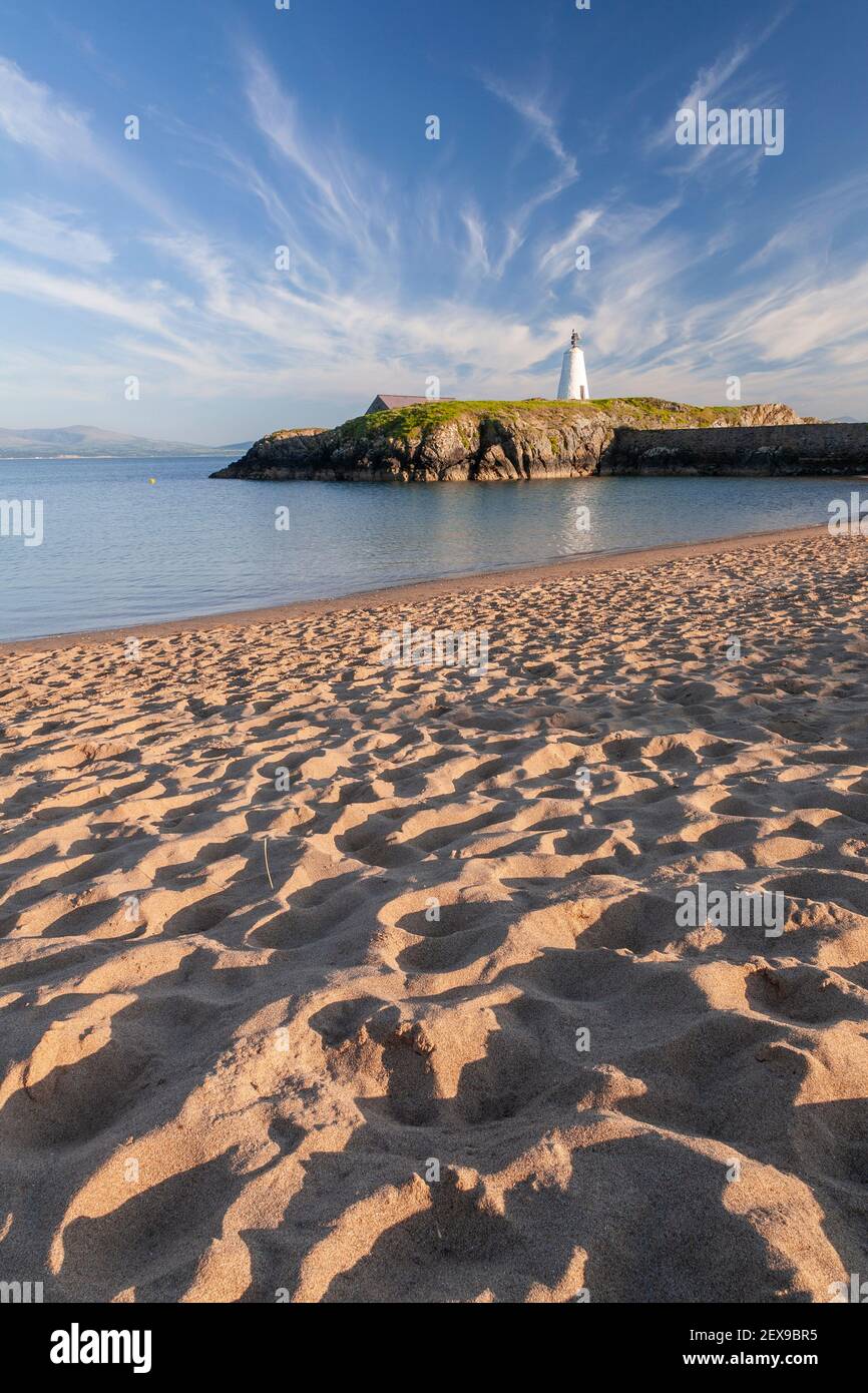 Goleudy Tŵr Bach - pequeña torre en la isla de Llanddwyn, Anglesey, Gales del Norte Foto de stock