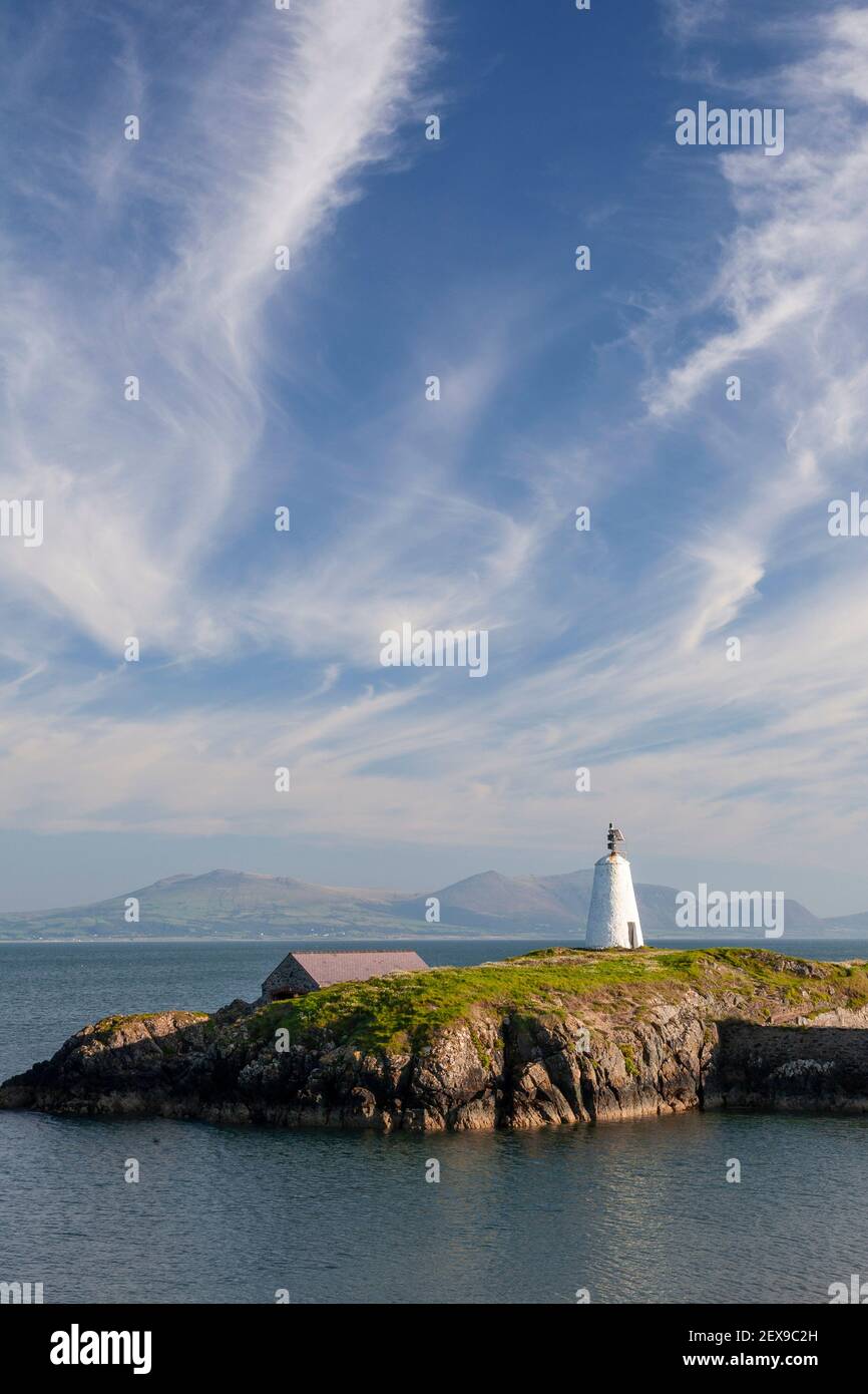 Goleudy Tŵr Bach - pequeña torre en la isla de Llanddwyn, Anglesey, Gales del Norte Foto de stock
