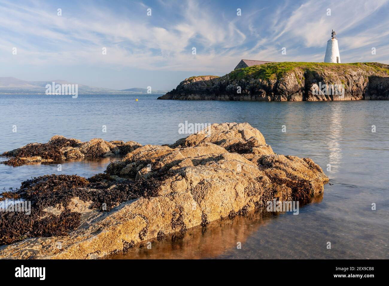 Goleudy Tŵr Bach - pequeña torre en la isla de Llanddwyn, Anglesey, Gales del Norte Foto de stock