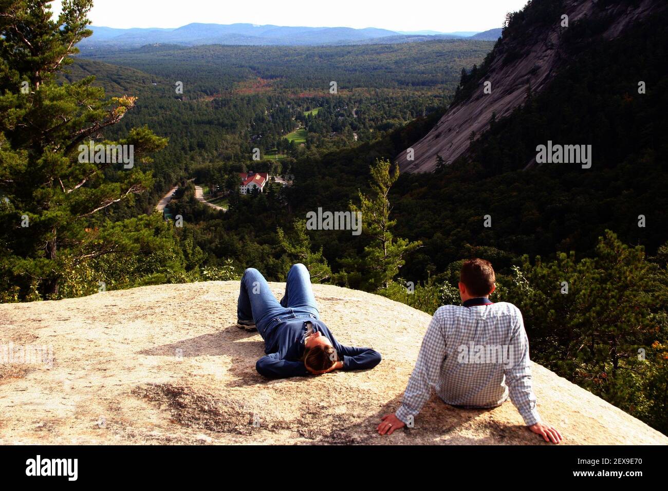 Pareja joven disfrutando de la vista en Cathedral Ledge State Park, New Hampshire, Estados Unidos Foto de stock