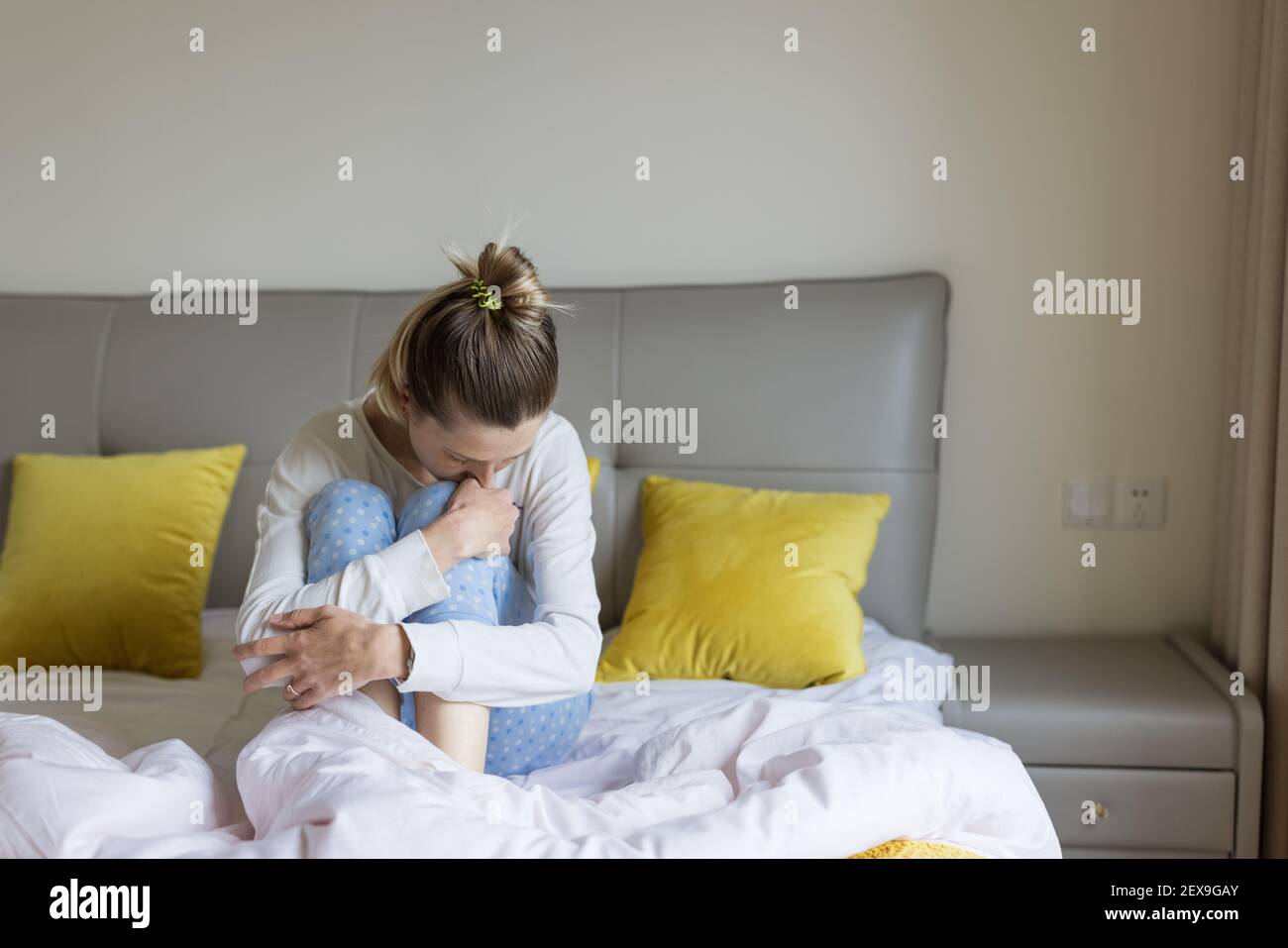 Madre cansada que sufre de depresión posnatal. Cuidado de la salud mamá maternidad estresante. Quédese en casa durante la pandemia del coronavirus covid-19 Foto de stock