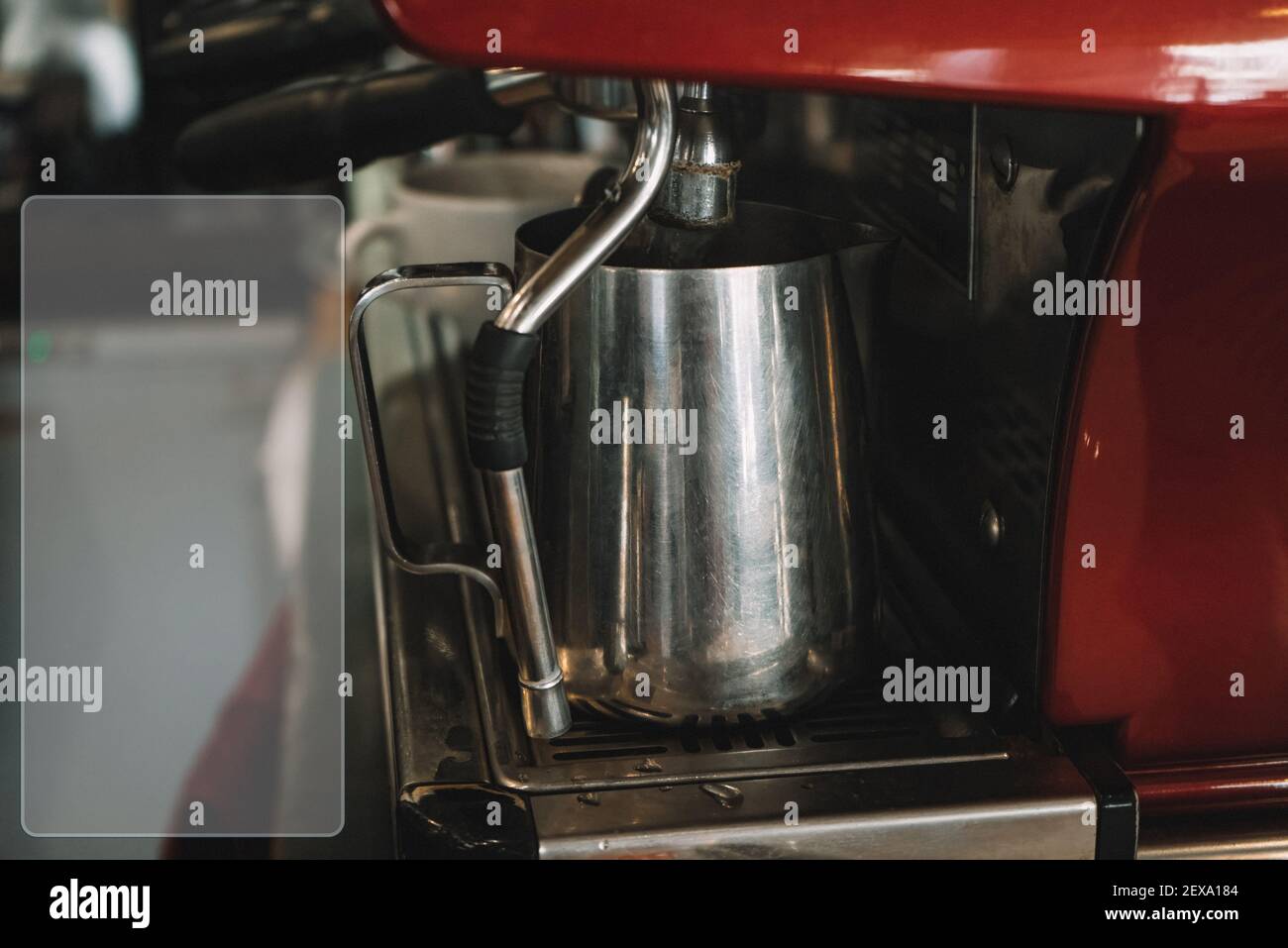 https://c8.alamy.com/compes/2exa184/maquina-de-cafe-antigua-con-una-taza-de-plancha-se-vierte-el-espresso-en-ella-2exa184.jpg