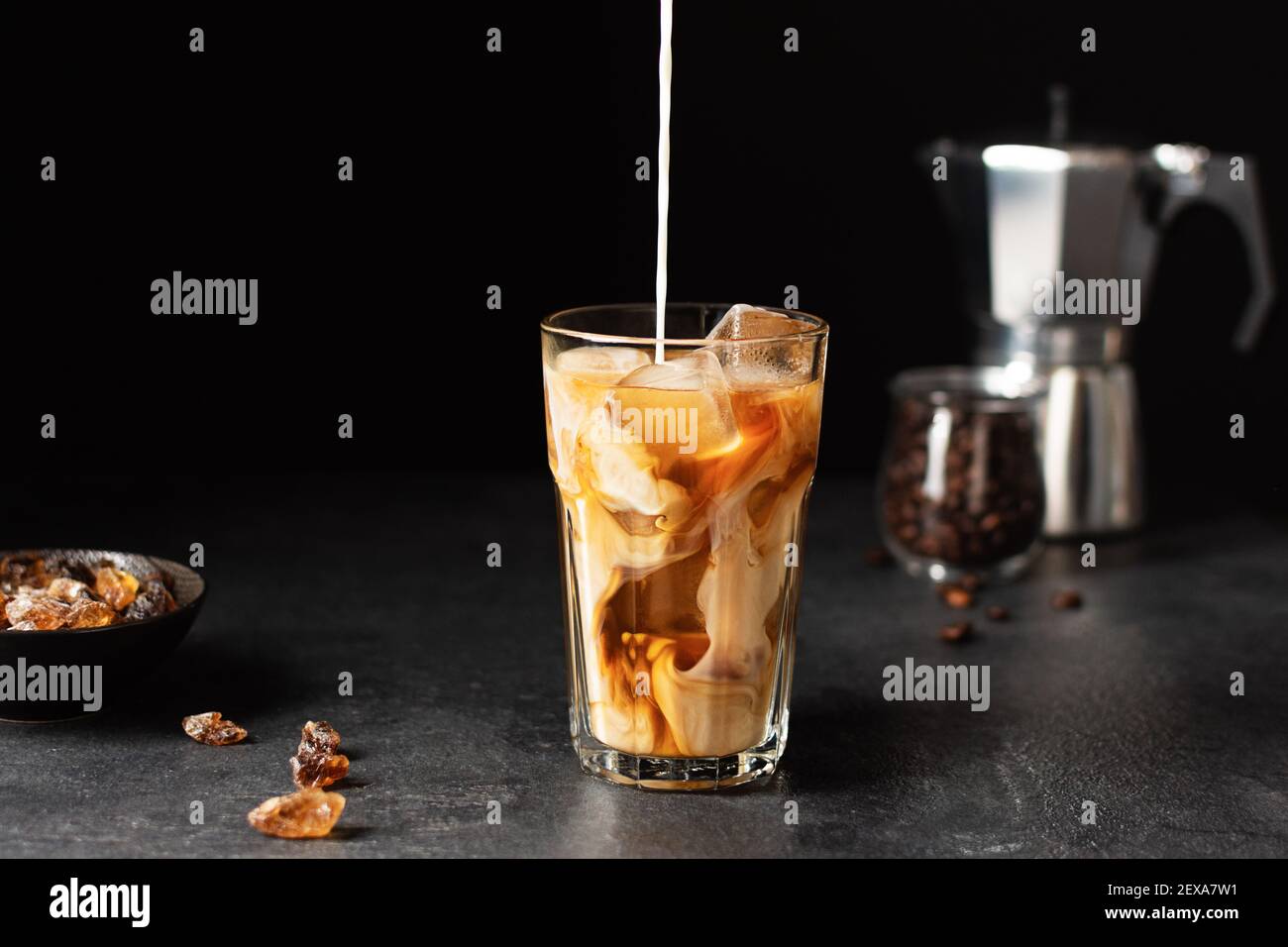 https://c8.alamy.com/compes/2exa7w1/verter-leche-en-un-vaso-con-cafe-helado-sobre-fondo-negro-refresco-frio-bebida-de-verano-2exa7w1.jpg