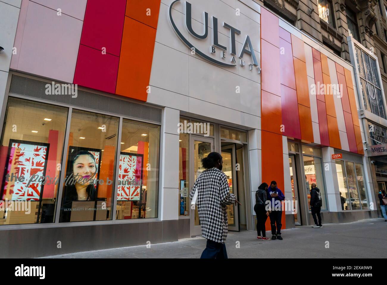 Una nueva rama de la cadena de Maquillaje y Belleza, Ulta Beauty, ubicada  en el distrito comercial Herald Square de Nueva York durante su apertura  suave, el miércoles 3 de marzo de