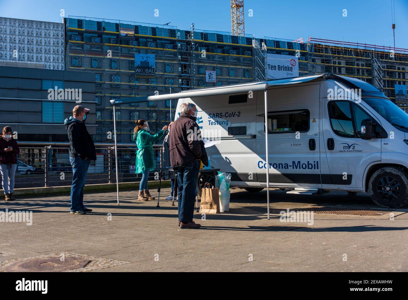 Im Kieler Hafen am Schwedenkai/Bootshafen eine móvil Corona-Schnellteststation Foto de stock