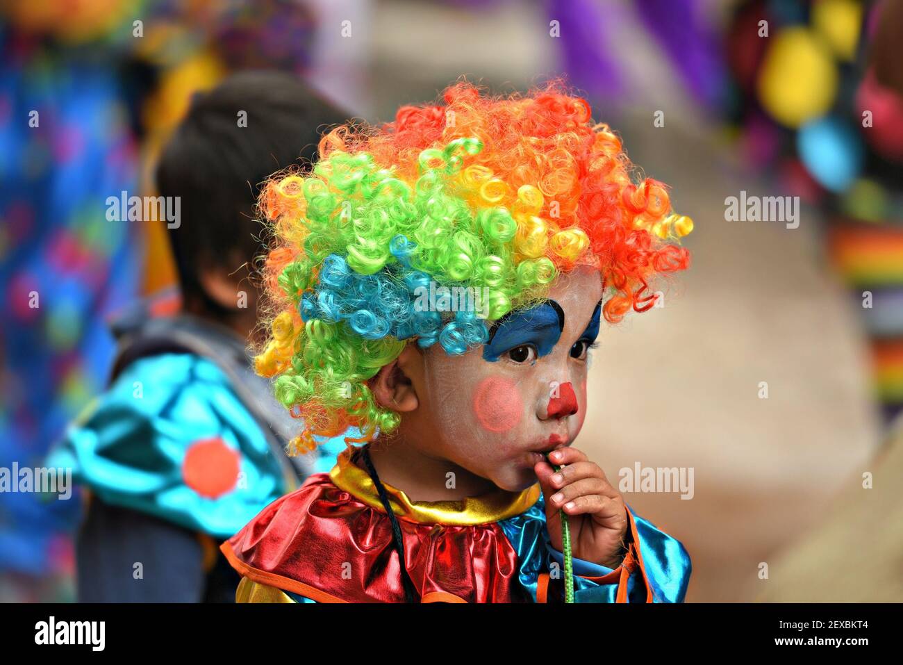 Niño local con una pintura de payaso y un traje colorido participando en el  desfile día de los Locos en San Miguel de Allende Guanajuato, México  Fotografía de stock - Alamy
