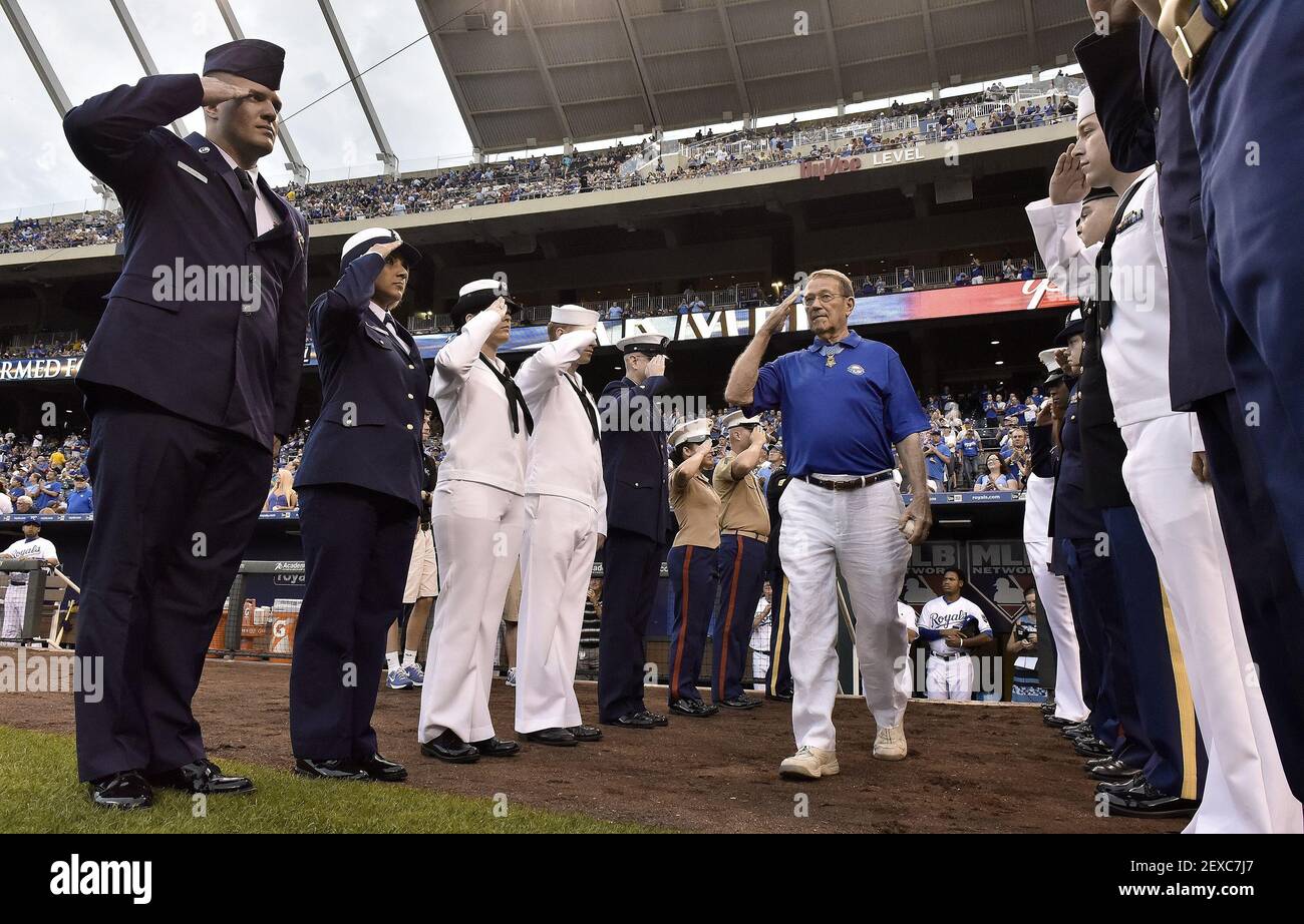 Ganador de la medalla de honor y coronel retirado del Ejército de los Estados Unidos, Roger Donlon, de Leavenworth, Kan., es honrado al entrar en el campo para lanzar el primer lanzamiento antes del partido de béisbol del lunes entre los reales de Kansas City y los Gemelos de Minnesota el 7 de septiembre de 2015 en el estadio Kauffman en Kansas City, Missouri. (Foto de John Sleezer/Kansas City Star/TNS) *** por favor use crédito del campo de crédito *** Foto de stock