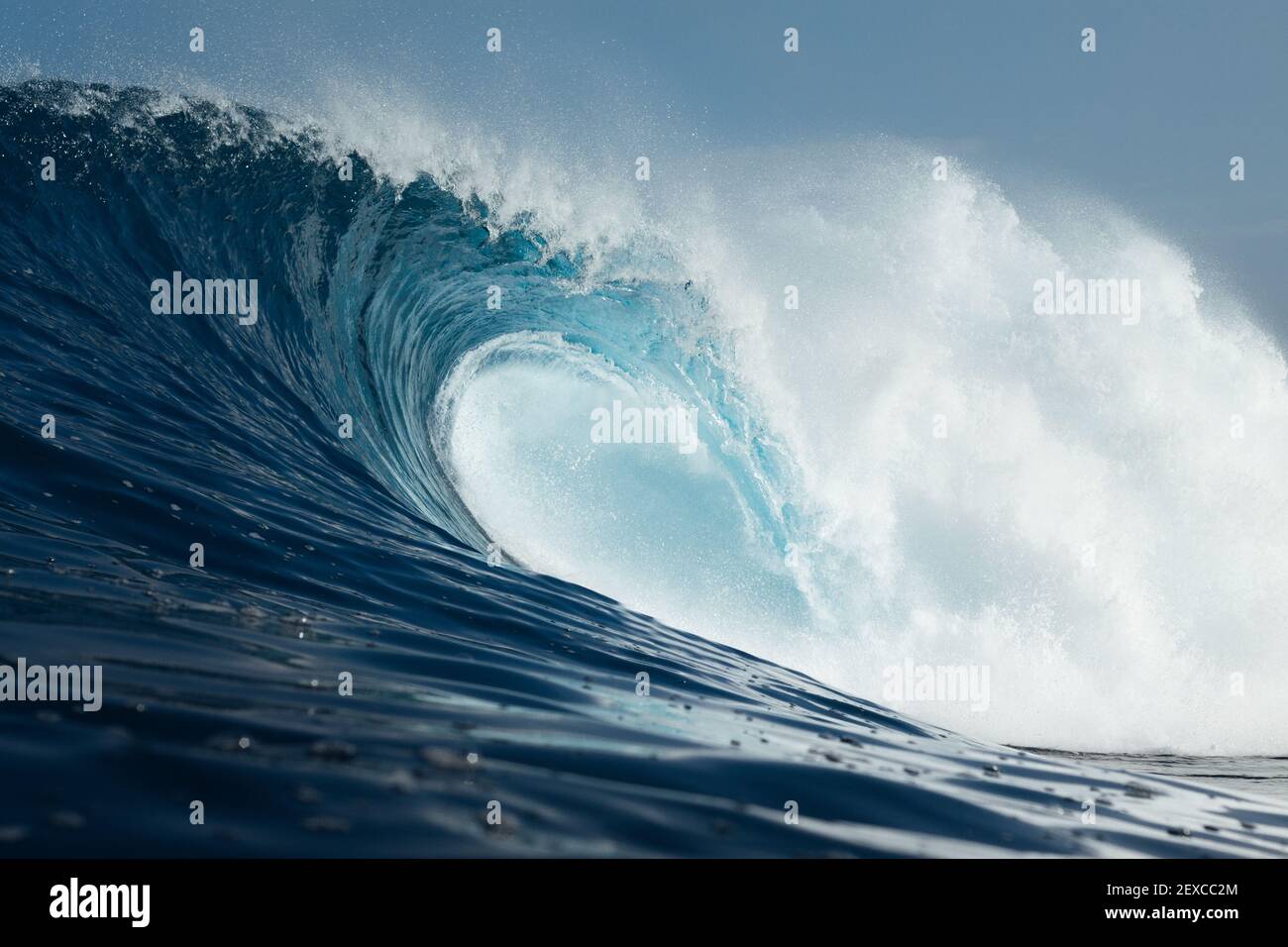 Potente ola rompiendo en el Océano Atlántico Foto de stock
