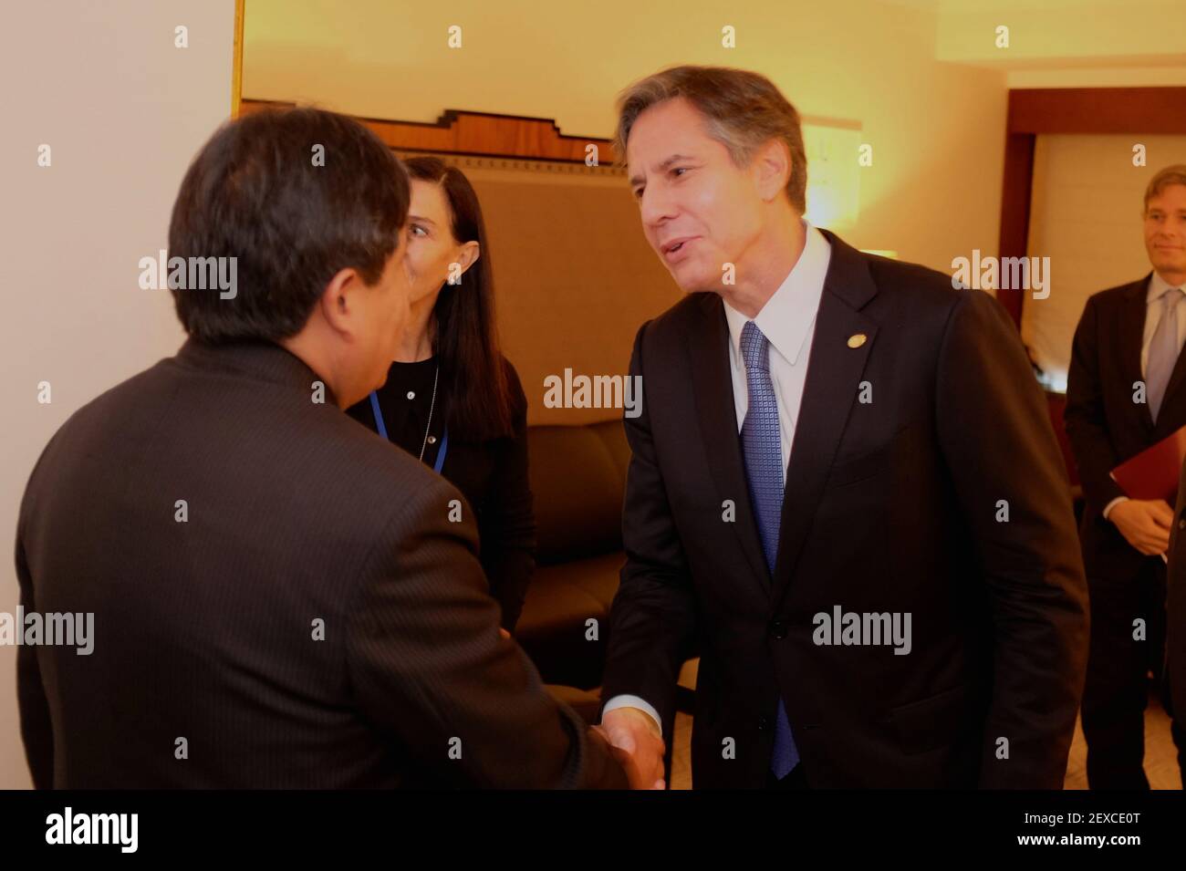 El Secretario de Estado Adjunto Antony "Tony" Blinken saluda al Ministro de Asuntos Exteriores de Bolivia David Choquehuanca antes de su reunión bilateral al margen del período ordinario de sesiones de 70th de la Asamblea General de la ONU en Nueva York, Nueva York, el 28 de septiembre de 2015. (Foto por Departamento de Estado) *** por favor use crédito del campo de crédito *** Foto de stock