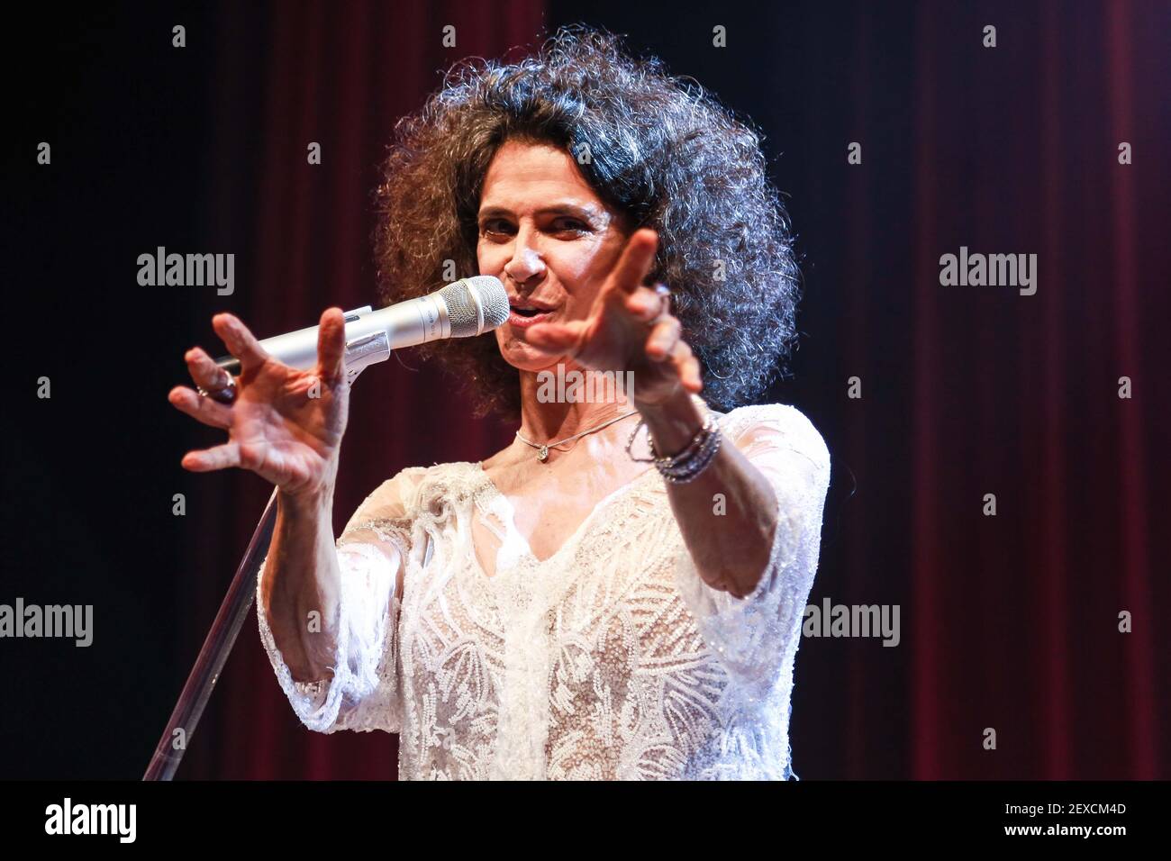 El cantante Simone para su presentación en Tom Brasil en la región sur de São Paulo anoche El cantante Simone para su presentación en Tom Brasil en la región sur de São Paulo anoche