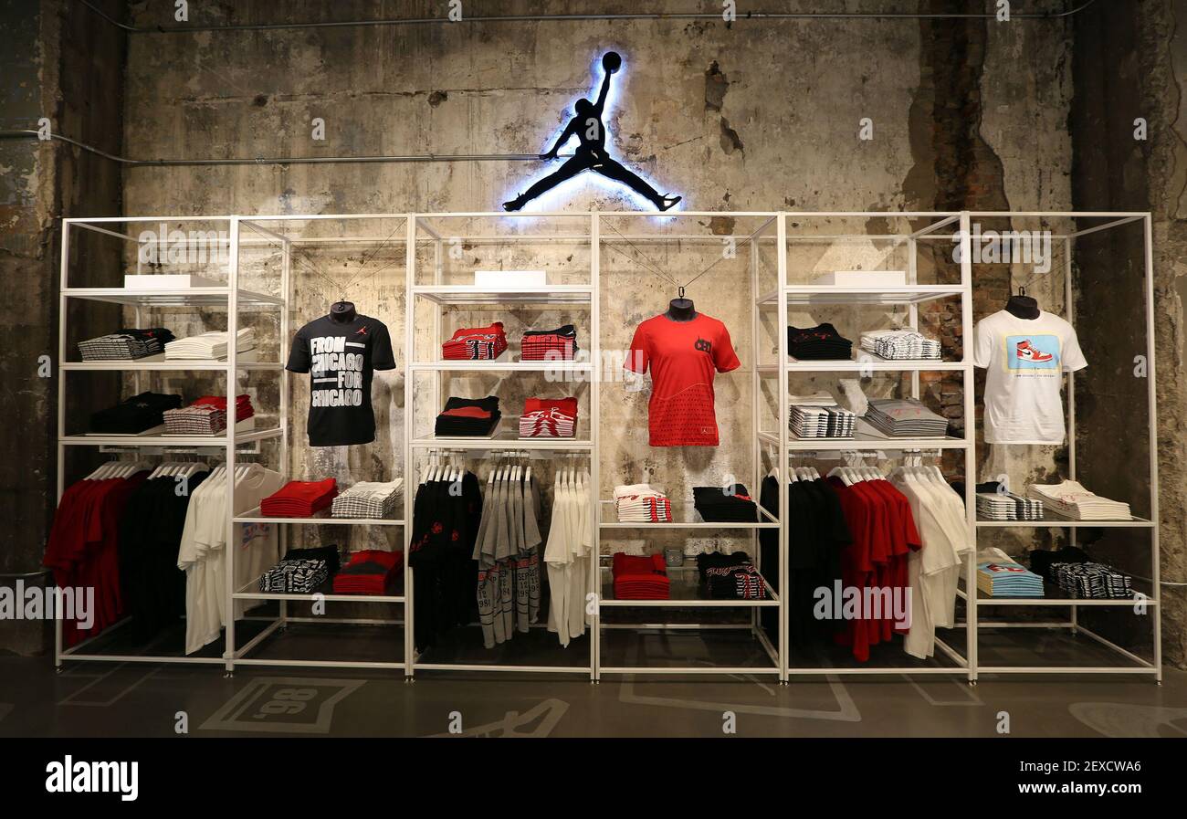 Creyente más Disfrazado Una exhibición de ropa en la nueva tienda Jordan de Nike en Chicago. (Foto  de Phil Velásquez/Chicago Tribune/TNS) *** por favor use crédito del campo  de crédito *** Fotografía de stock -