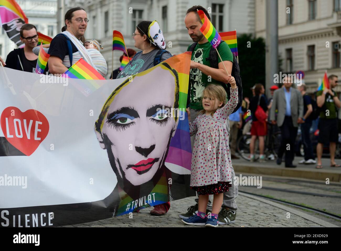 Viena, Austria. 24 de junio de 2014. Marcha de protesta a Rusia con Amor. Como señal de solidaridad con lesbianas, gays y personas transgénero y como protesta contra el empeoramiento de la situación de los derechos humanos en Rusia. Foto de stock