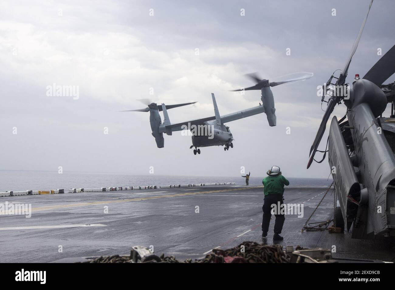 MAR MEDITERRÁNEO (oct 21, 2015) un cuerpo de Marines de EE.UU. MV-22B Osprey asignado al Escuadrón de Tiltrotor Medio 162 (reforzado), 26th Unidad Expedicionaria Marina (MEU) realiza operaciones de vuelo a bordo del buque de asalto anfibio USS Kearsarge (LHD 3), en el Mar Mediterráneo, 21 de octubre de 2015. El MEU de 26th, desplegado como parte del Grupo de preparación Anfibia de Kearsarge, está realizando operaciones navales en el área de operaciones de la flota 6th de EE.UU. En apoyo de los intereses de seguridad nacional de EE.UU. En Europa. (Foto de Cpl. Jalen D. Phillips/EE.UU Marine Corps) *** por favor use crédito del campo de crédito *** Foto de stock