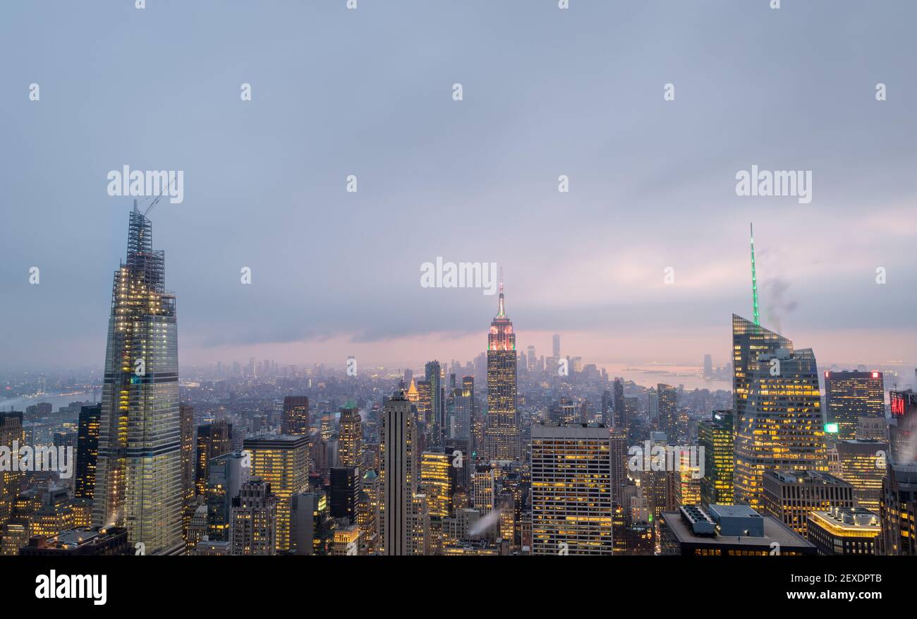 El horizonte de Nueva York desde la cima de la observación de rocas Terraza en el centro Rockefeller al atardecer con nubes en el cielo Foto de stock