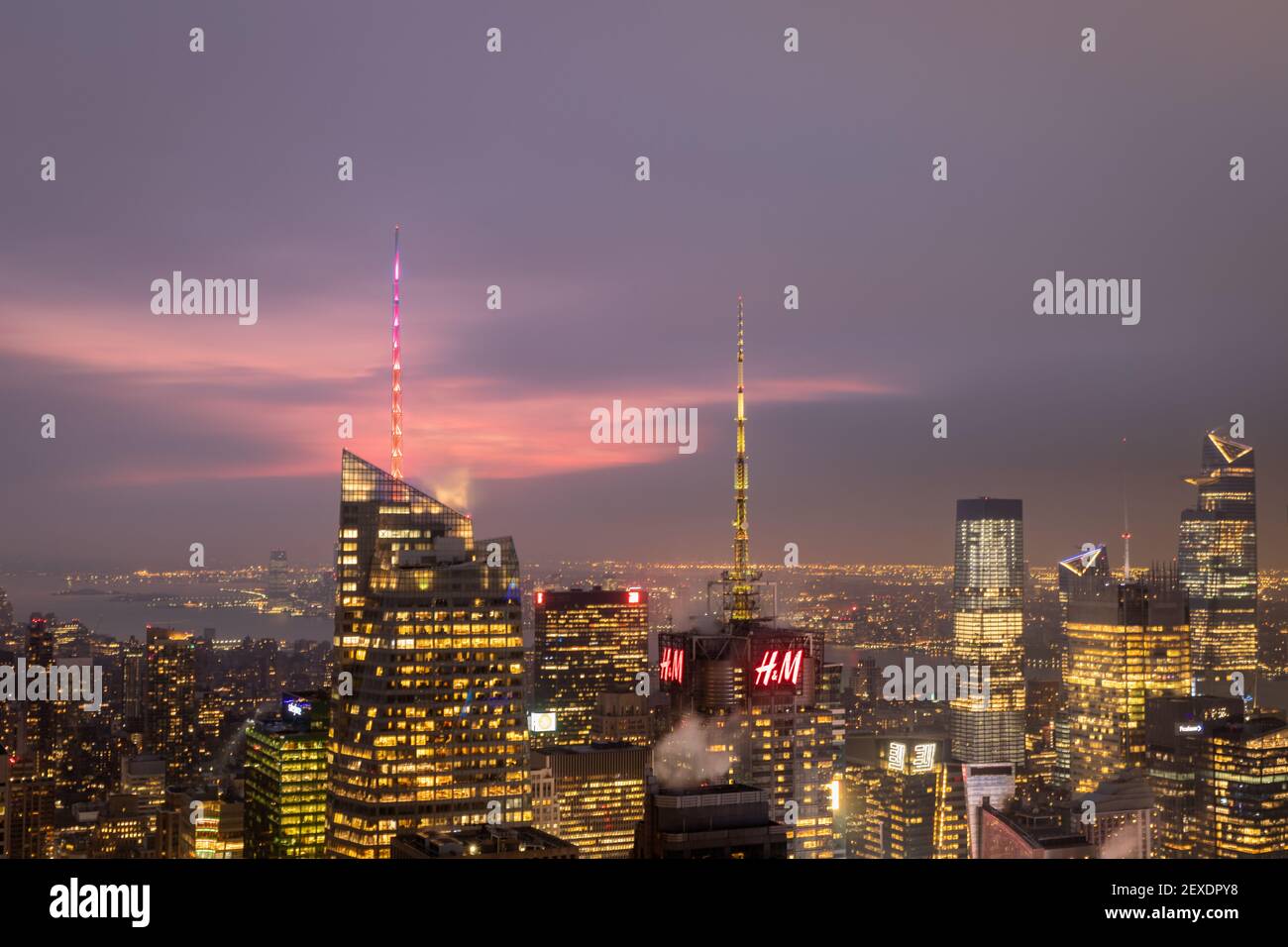 El horizonte de Nueva York desde la cima de la observación de rocas Terraza en el centro Rockefeller al atardecer con nubes en el cielo Foto de stock