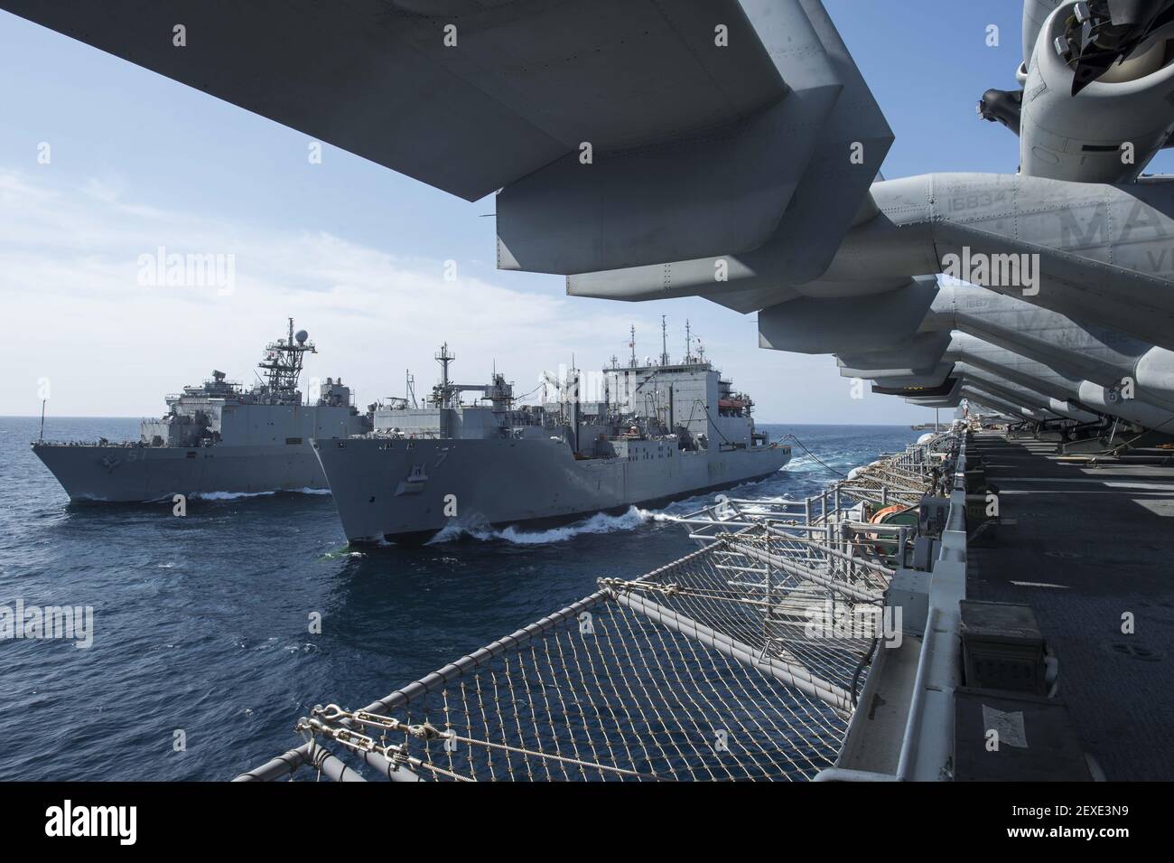MAR ROJO (Nov 11, 2015) el buque de asalto anfibio USS Kearsarge (LHD 3) y el muelle anfibio que aterrizaba USS Oak Hill (LSD 51) se encuentran junto al buque de carga seca/Municiones USNS Carl Brashear (T-AKE-7) durante un reabastecimiento en el mar (RAS). Kearsarge es el buque insignia del Grupo de Refibios preparados de Kearsarge (ARG) y, con la Unidad Expedicionaria Marina (MEU) embarcada en 26th, se despliega en apoyo de las operaciones de seguridad marítima y los esfuerzos de cooperación en seguridad de teatro en el área de operaciones de la flota de EE.UU. 5th. (Foto del Especialista en Comunicación de masas, Seaman Tyler Preston/EE.UU Azul marino) *** por favor use Cr Foto de stock