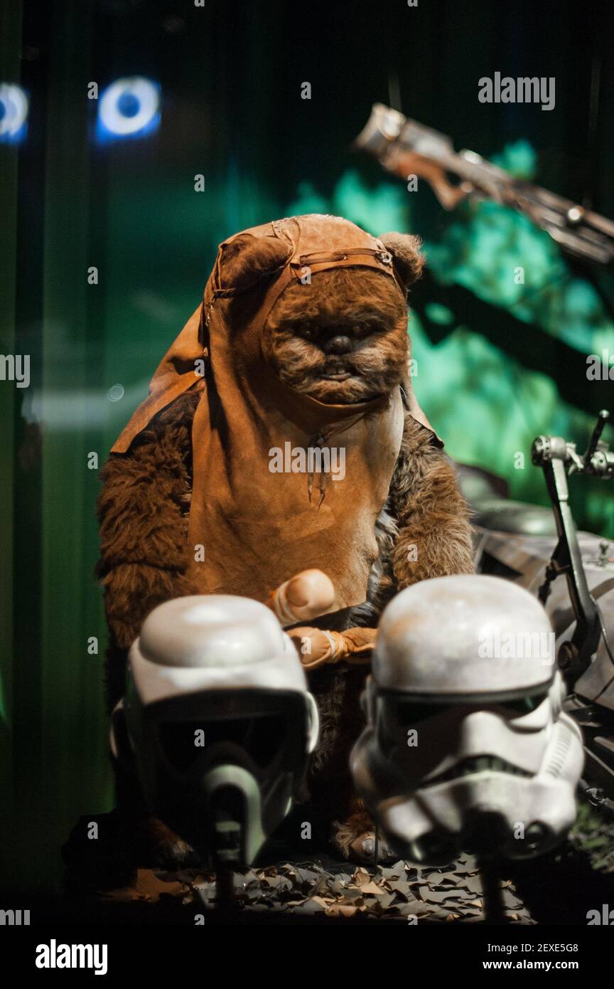Wicket el Ewok del regreso del Jedi. Star Wars y el poder del vestuario: La  exposición en Discovery Times Square en la ciudad de Nueva York el 13 de  noviembre de 2015.