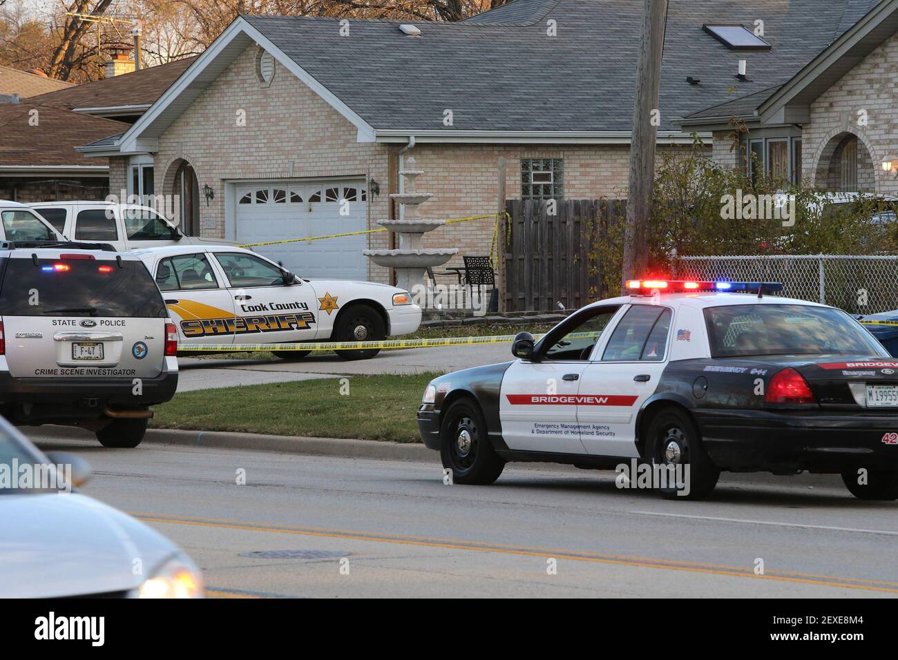 La policía estatal y la policía de Bridgeview investigan una escena de crimen en una casa en el bloque 7200 de South Roberts Road en Bridgeview, Illinois, el lunes, 16 de noviembre de 2015, después de un tiroteo ocurrió en la casa la noche anterior. Un oficial correccional del condado de Cook de Berwyn al parecer se disparó hasta morir el domingo por la noche en la casa de Bridgeview después de disparar e hiriendo críticamente a dos residentes, incluida una mujer con la que había estado en una relación, dijo la policía. (Foto de Antonio Pérez/Chicago Tribune/TNS) *** por favor use crédito del campo de crédito *** Foto de stock