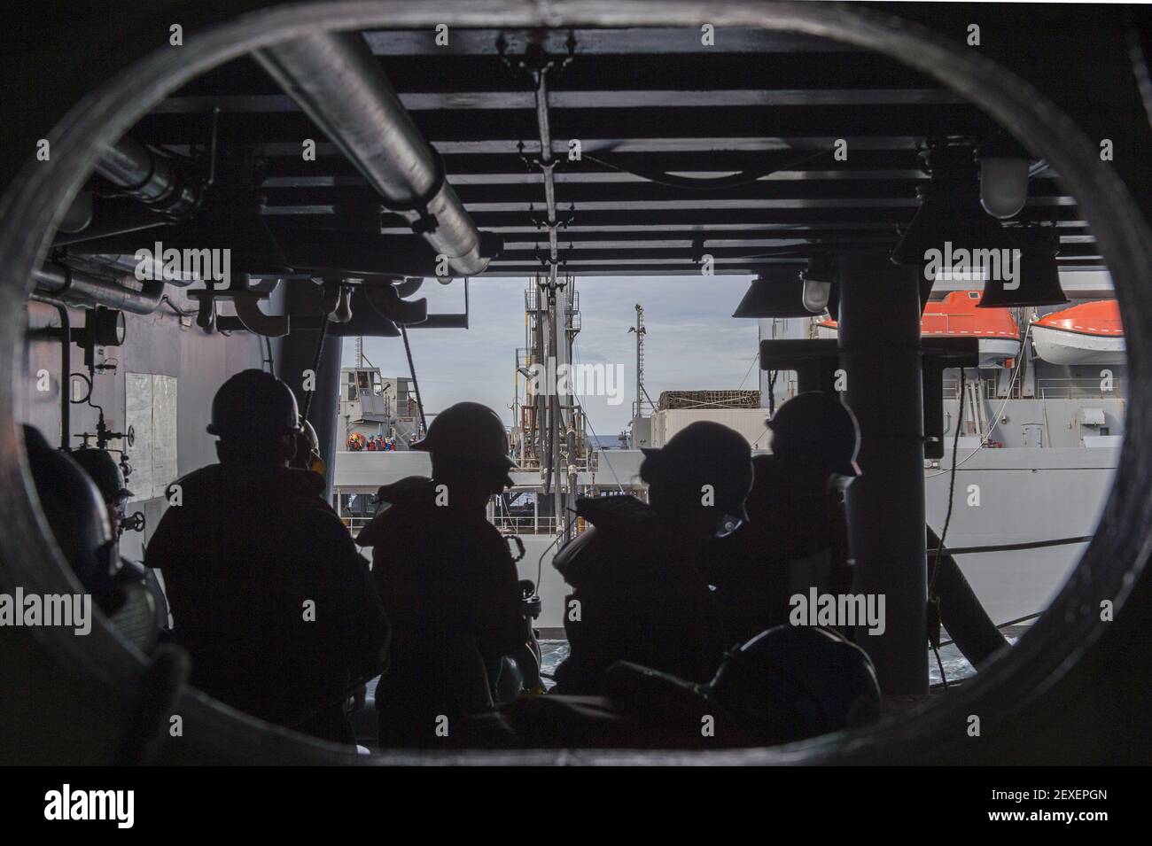 OCÉANO ATLÁNTICO (Nov 17, 2015) marineros del departamento de cubierta hombre una estación de reabastecimiento en curso a bordo del portaaviones USS Harry S. Truman (CVN 75) durante un reabastecimiento en el mar con el aviador de reabastecimiento de la flota USNS John Lenthall (T-AO 189). Harry S. Truman Strike Group se ha desplegado para apoyar las operaciones de seguridad marítima y los esfuerzos de cooperación en seguridad de teatro en las áreas de operación de la flota de EE.UU. 5th y 6th. (Foto de Seaman J. M. Tolbert/EE.UU., Especialista en Comunicación de masas Marina) *** por favor use crédito del campo de crédito *** Foto de stock