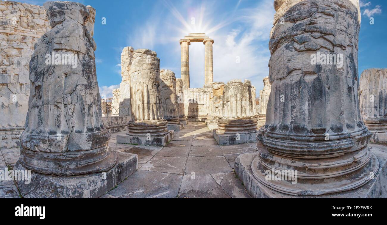 Panorama del Templo de Apolo en la antigua ciudad de Didim bajo el cielo azul nublado Foto de stock